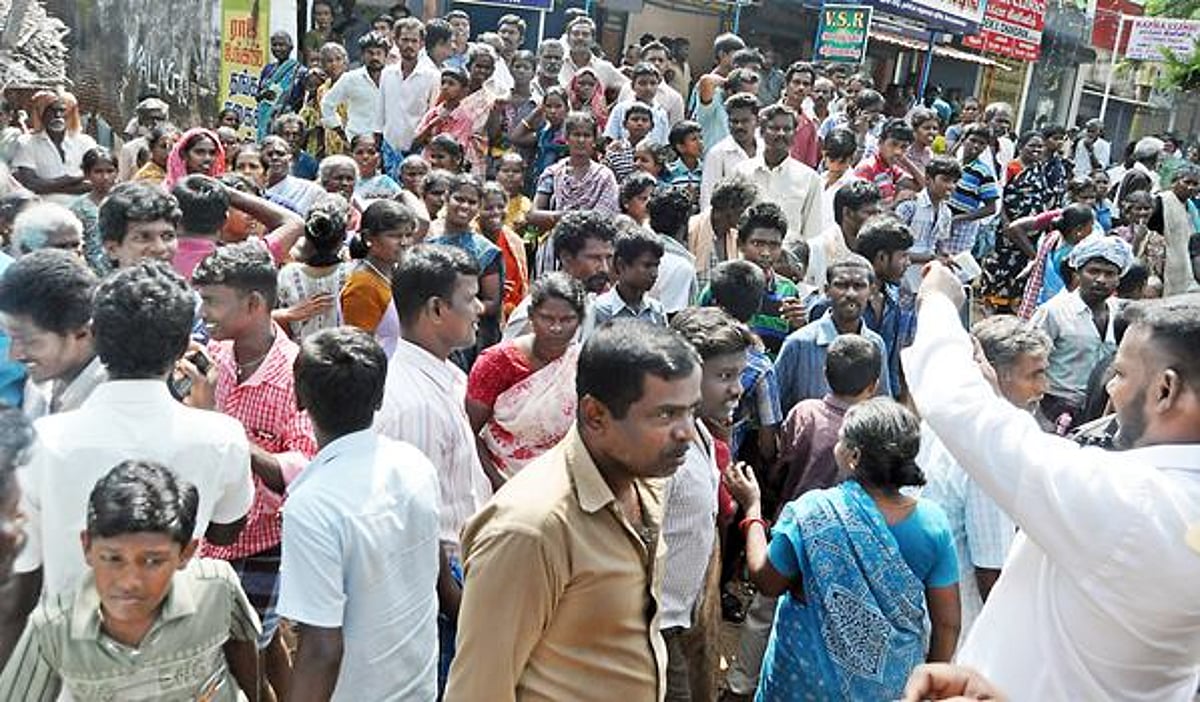 விலையில்லா பொருட்கள் வழங்க வலியுறுத்தி மாநகராட்சி, மண்டல அலுவலகங்கள் முற்றுகை